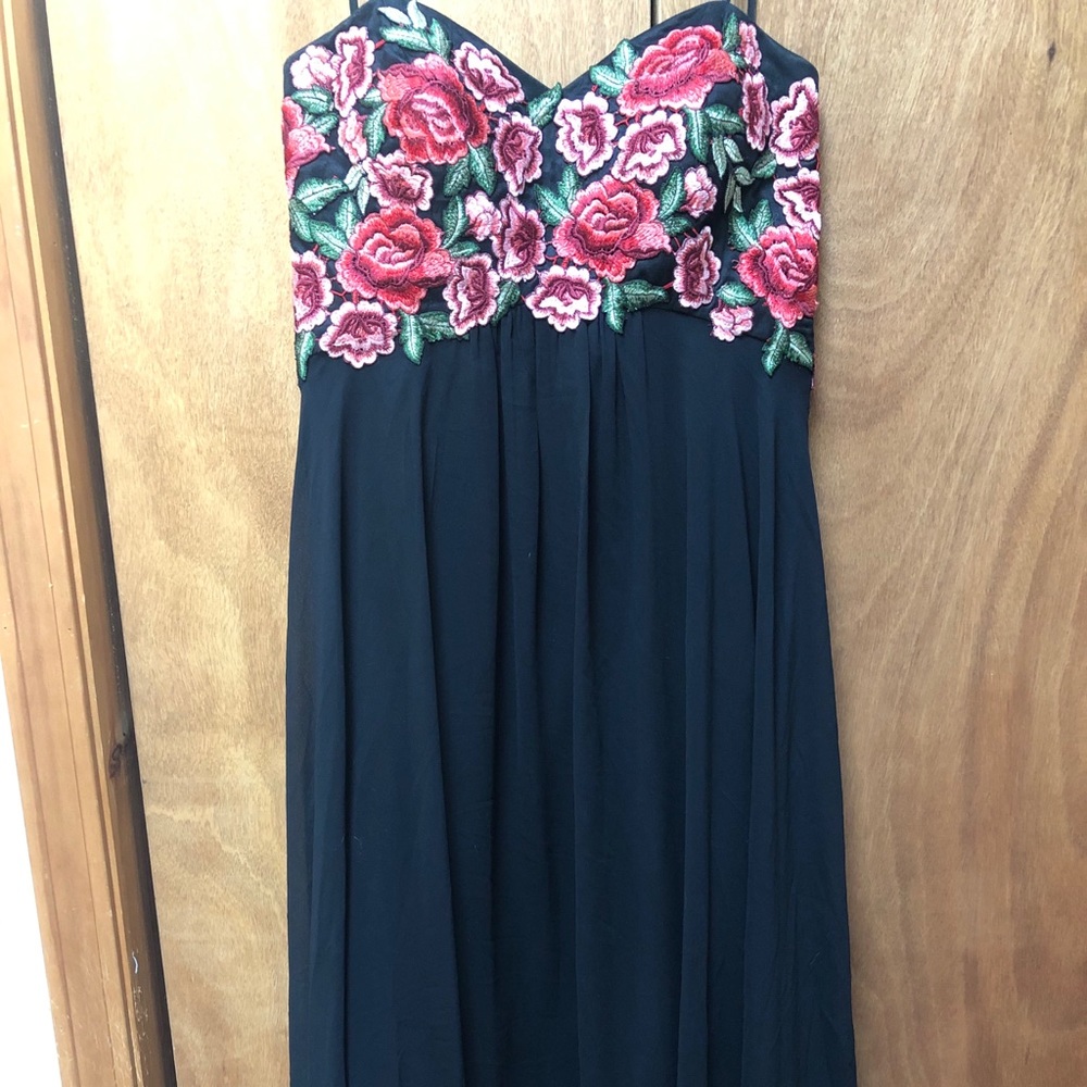 Gorgeous formal dress w/embroidered rose bust